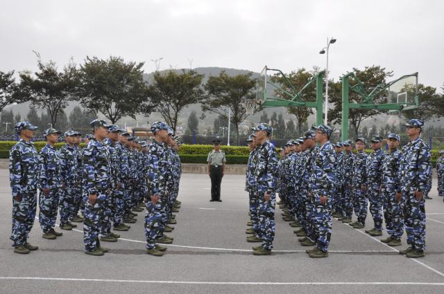 新生认真军训 新生认真军训